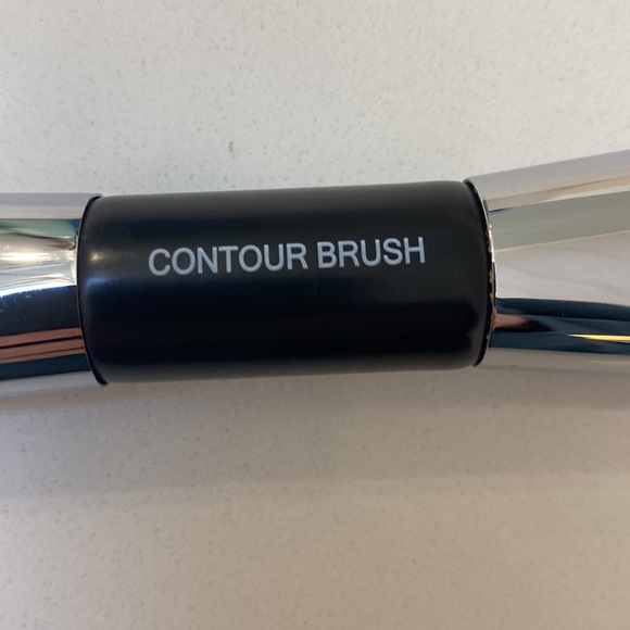 Younique Contour Brush - Picture 5 of 5